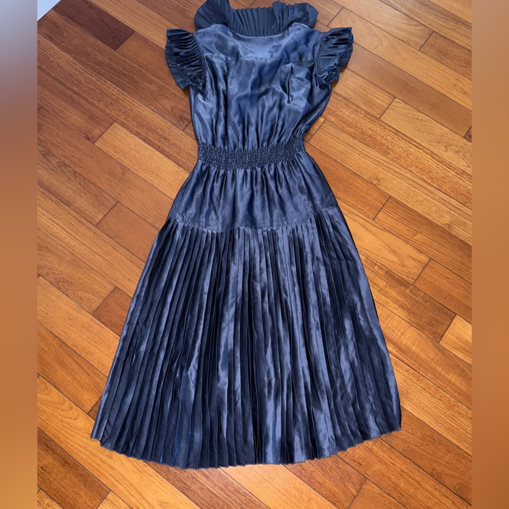Amber Sakai Blue Satin Dress size 4 U.S. pleated - Picture 2 of 13